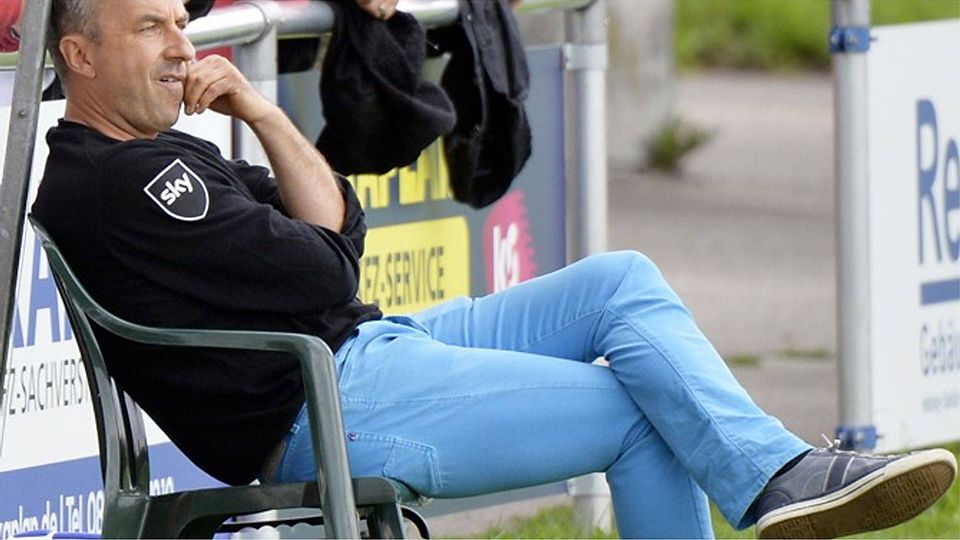 Sah den Bemühungen seiner Mannschaft im Saisonverlauf immer skeptischer zu: Offingens Vereinschef Manfred Schuster.	  F.: Ernst Mayer