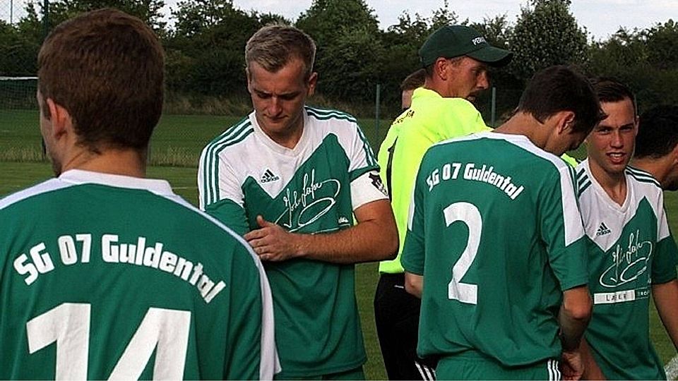 Fertigmachen fürs Spiel: Am Ende reichte es für die SG Guldenbachtal aber nur zum 1:1 gegen Rehborn. F: Luge