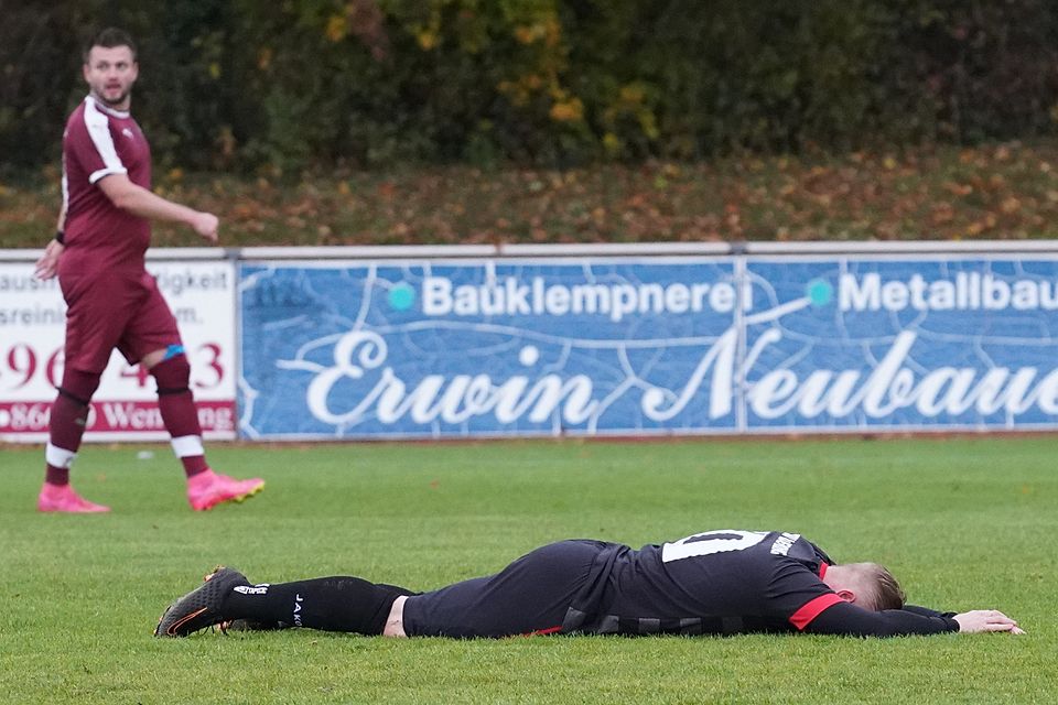 Zeit, um durchzuschnaufen, blieb Wemdings Spielertrainer Chris Luderschmid (vorne) nicht viel. Schließlich bestritt sein Team die Partie gegen die SpVgg Riedlingen eine halbe Stunde lang in Unterzahl in Unterzahl.