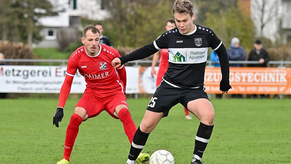 Der TSV Hollenbach um Werner Meyer (links) hatte in dieser Saison erstmals das Nachsehen. Simon Kewitz entführte mit dem TSV Meitingen die drei Punkte beim Tabellenführer.