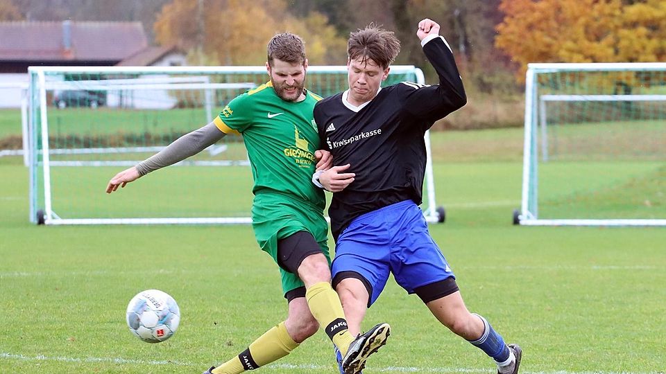 Mit einem Doppelpack gegen den ASV Eglfing unterstrich Kilian Mühr (r.) seine derzeit überragende Form.