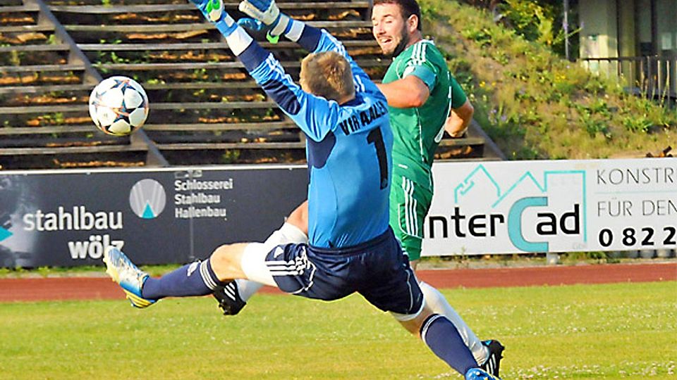 Keine Abwehrchance hatte Aalens Keeper Alexander Langer, als FCG-Kapitän Florian Prießnitz (rechts) frei vor ihm auftauchte.  Foto: Brugger