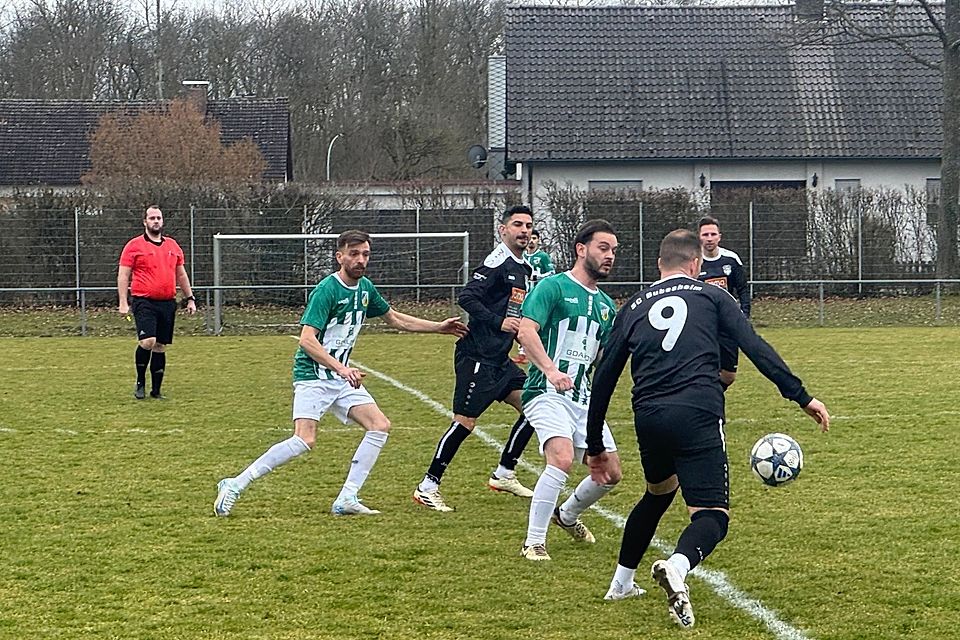 Ein gutes, intensives Testspiel sahen die rund 40 Zuseher auf dem Nebenplatz des Dillinger Donaustadions zwischen den Kreisligisten aus Nord und West. Im Bild von links: Kreis-Schiedsrichterobmann Tobias Heuberger, Gazmend Nuraj (Dillingen), Spielertrainer Tayfun Yilmaz, Adonis Isufi (SSV), Tibor Petrik (SCB/Nummer 9) und Axel Schnell (Bubesheim)