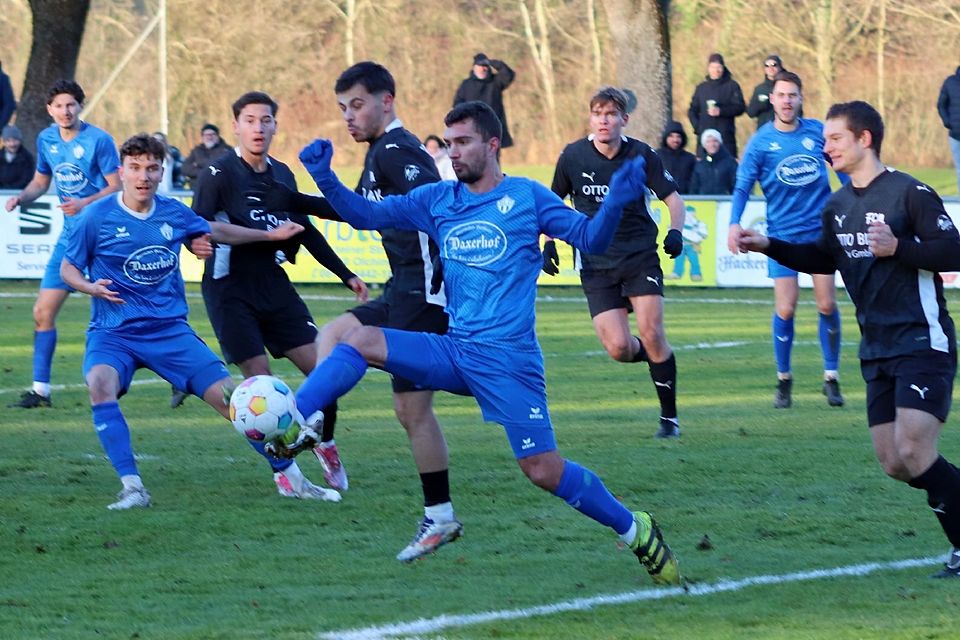 Der SC Olching (in Blau) im Spiel gegen den FC Memmingen II.