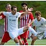 Auf zwei Bühnen: Dennis Deider (hinter ihm Rauenthals Alexander Rudolph) spielt bei den Gruppenliga-Männern des SV Wallrabenstein, zudem im Alt-Herren-Team der Spvgg. Eltville. 