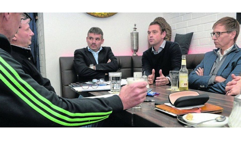 BSC-Präsident Dirk Mazurkiewicz, der Sportliche Leiter Thomas Schmitz und Trainer Daniel Zillken im Gespräch mit den GA-Redakteuren Hartmut Eickenberg und Gert auf der Heide (von rechts).