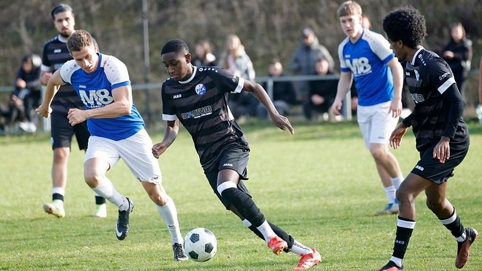 Laufduell: Der FCA Darmstadt (am Ball Guilherme Lima De Souza) musste sich in der Fußball-Verbandsliga zuletzt der SG Langstadt/Babenhausen (links Adrian Postall) mit 0:4 geschlagen geben. An diesem Wochenende streben beide Abstiegskandidaten Punkte an.	Foto: Peter Henrich (HEN-FOTO)