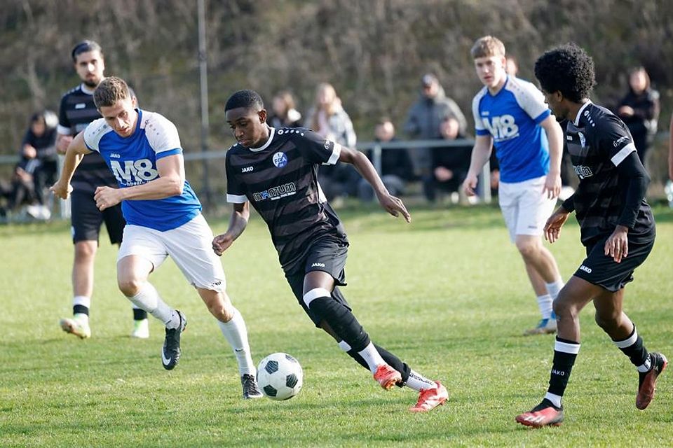 Laufduell: Der FCA Darmstadt (am Ball Guilherme Lima De Souza) musste sich in der Fußball-Verbandsliga zuletzt der SG Langstadt/Babenhausen (links Adrian Postall) mit 0:4 geschlagen geben. An diesem Wochenende streben beide Abstiegskandidaten Punkte an.	Foto: Peter Henrich (HEN-FOTO)