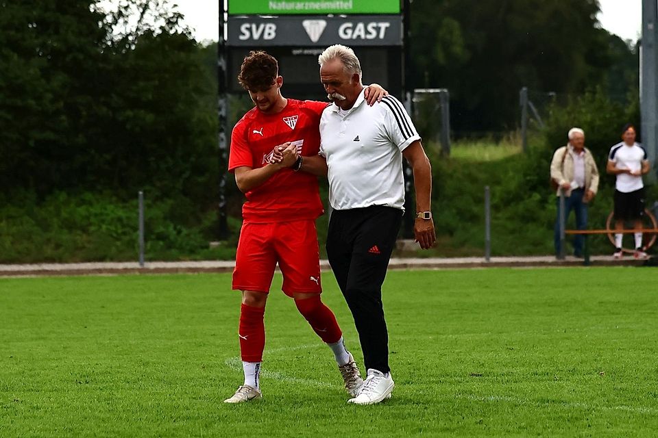 Mike Probst geht Hand in Hand mit einem seiner Spieler des SV Bruckmühls