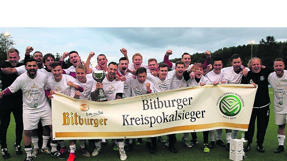 Der SV Altenberg ist der neue Kreispokalsieger und feiert nach dem Spiel.