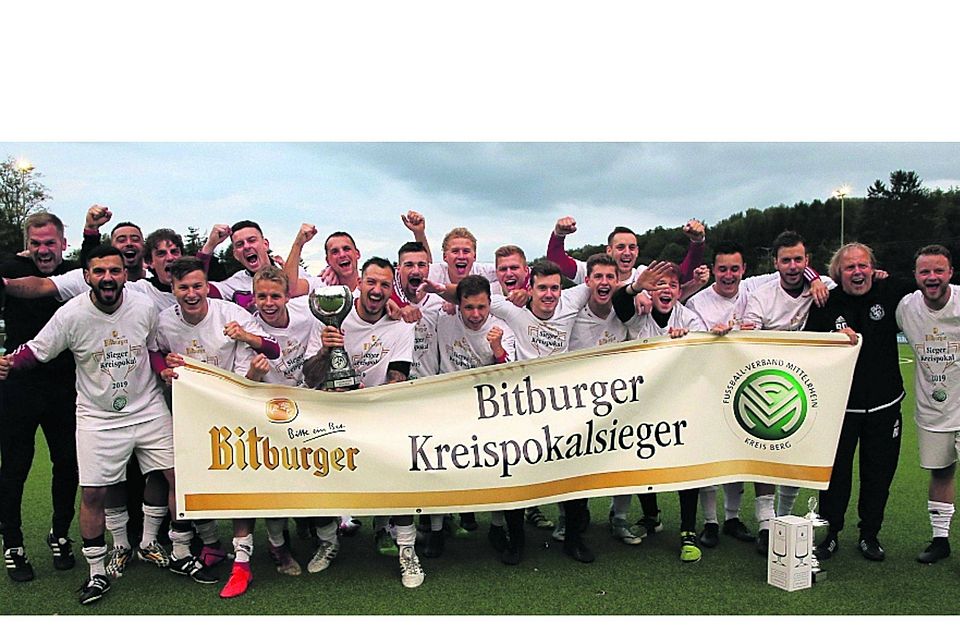 Der SV Altenberg ist der neue Kreispokalsieger und feiert nach dem Spiel.