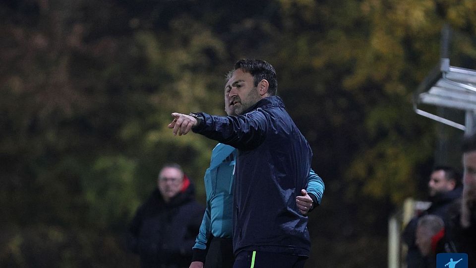 Nazir Saridogan (im Bild) an der Seitenlinie beim Spiel seiner Biebricher gegen Germania Okrifel. 
