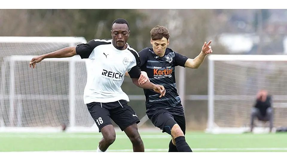 Mahamoud Moitatchiou (l.) und die SG Eschenburg feiern den Klassenerhalt in der Fußball-Gruppenliga. (Archivfoto) Mahamoud Moitatchiou (l.) und die SG Eschenburg feiern den Klassenerhalt in der Fußball-Gruppenliga. (Archivfoto) © Jörg Heinrich