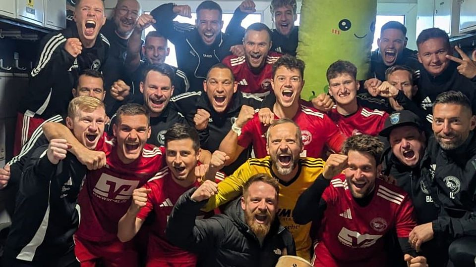 Ausgelassene Freude herrschte bei der SG Traßlberg/Poppenricht nach dem 4:0 im Topduell gegen die DJK Ensdorf, was der Caliskan-Elf die Tabellenführung bescherte.