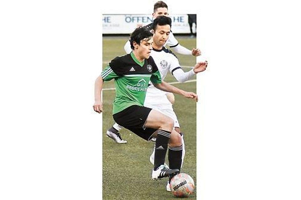 Ballkontrolle: Die VfL-Reserve (grünes Trikot) setzte sich gegen Ganderkesee knapp mit 1:0 durch. Christian J. Ahlers