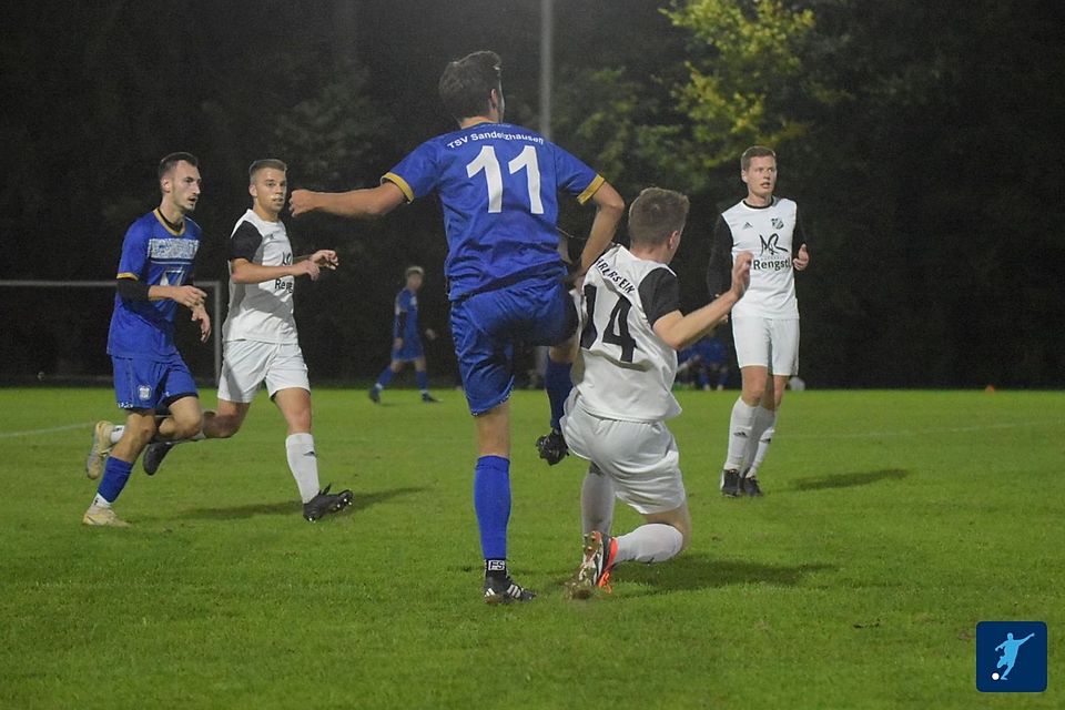 Perfekte Woche für den TSV Sandelzhausen (in blau)! Auf den 3:0-Erfolg im Topspiel in Ihrlerstein folgte ein 1:0-Auswärtssieg in Elsendorf.