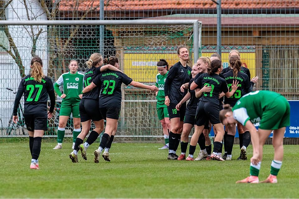 Forsterns derzeitige Lage: Während die Aiblingerinnen (dunkle Trikots) das 1:0 von Theresa Eder bejubeln, sind die FCF-Frauen zerknirscht und frustriert.