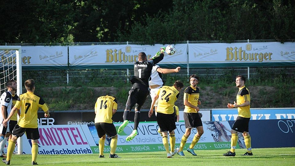 VfL-Torwart Michael Edemodu rettete nicht nur in dieser Szene. Er hielt auch einen Elfmeter und bescherte so den Überraschungssieg in Amberg, zu dem Kapitän Christian Beetz (links oben im Bild) im Interview ebenfalls Stellung bezog. F: Brückmann