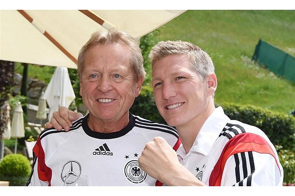 Bei der Vorbereitung auf die WM 2014 posierte Bastian Schweinsteiger (r.) mit Klaus Eder im Teamhotel.  Foto: dpa