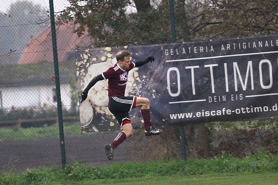 Da kann man schon einmal in die Luft gehen. Der Tonnenheider Spielertrainer Torben Kreienbrock rettete mit einem Doppelpack das 2:2 gegen den SV Schnathorst.