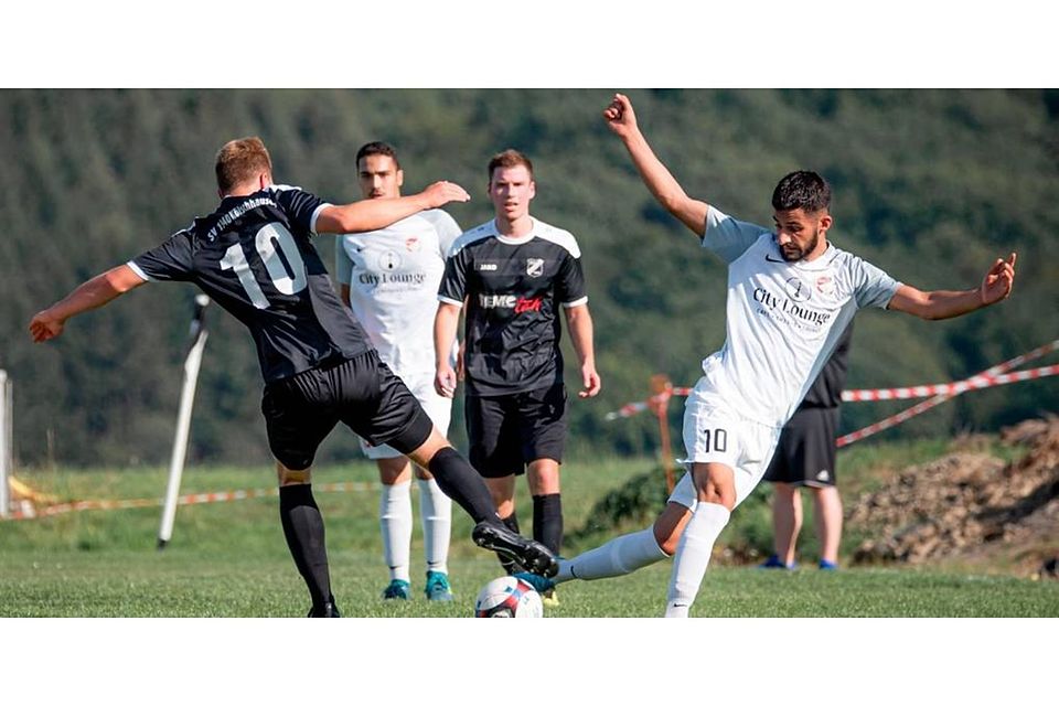 Adem Memis (r.) avanciert im Heimspiel gegen die SG Quembach/Oberwetz/Schwalbach zum Helden des Tages und markiert den einzigen Treffer. Foto: Jenniver Röczey 