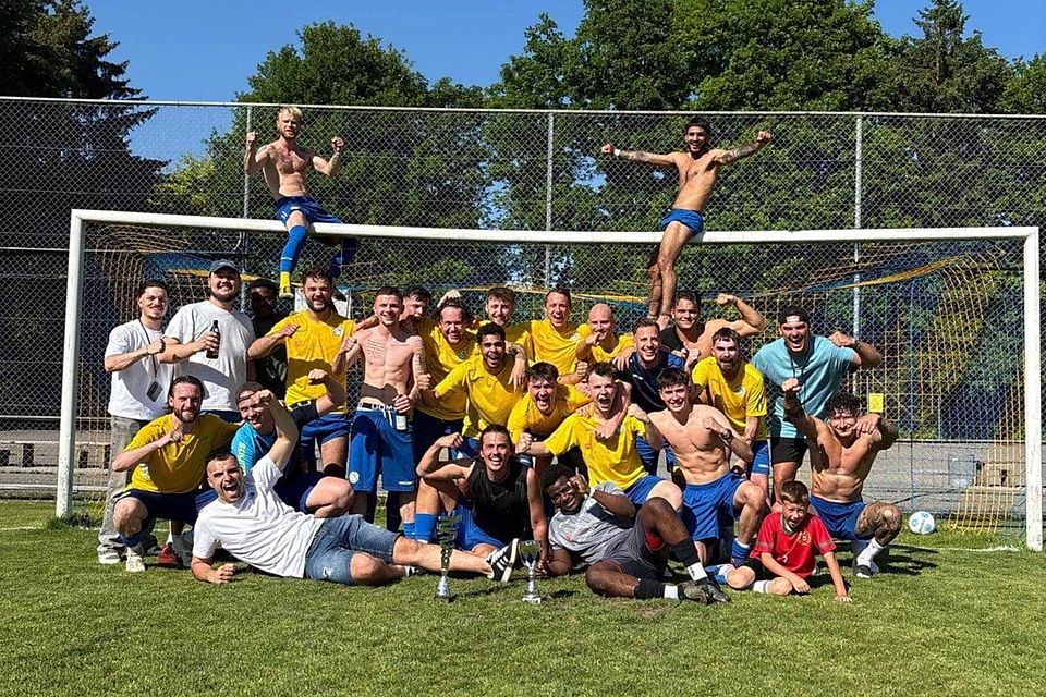 Hier wird gefeiert, dass sich die Balken biegen. Der SC Fürstenfeldbruck ist Meister in der A-Klasse geworden.