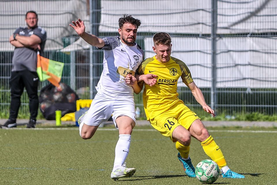 Aksu-Diyar-Spor Mainz (weiß) setzt sich im Spitzenspiel der A-Klasse gegen den FV Budenheim durch.