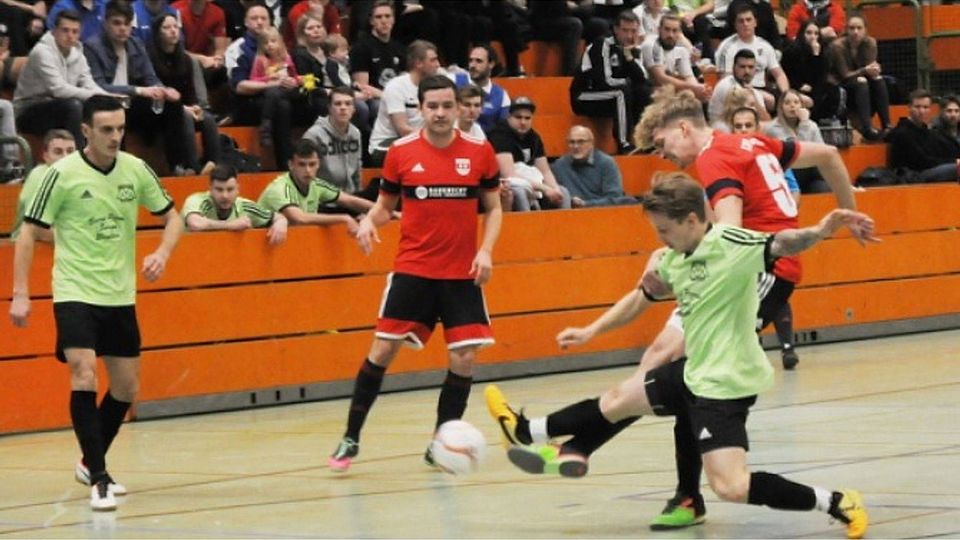 Hier im Angriff: Blausteins Landesliga-Kicker (in roten Trikots) im Duell mit dem SV Mähringen. © Foto: Rudi Apprich