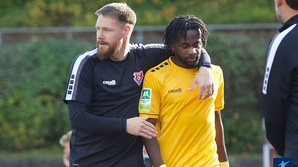 Rene Lewejohann (li.) erhofft sich, in Ruhe beim KFC arbeiten zu können