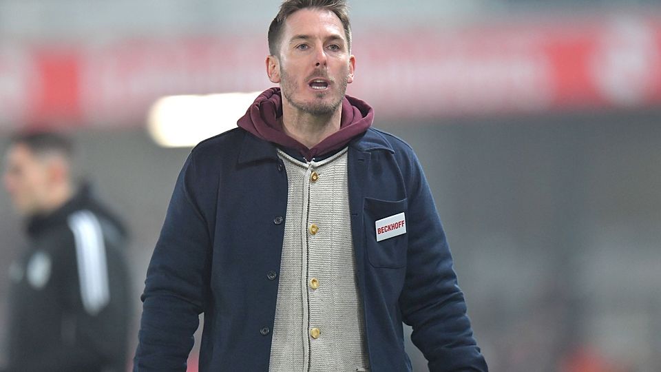 Stilecht als Oberbayer zuletzt auch in der Trachten-Strickjacke an der Seitenlinie: Verls Coach Tobias Strobl, der mit seinem Team eine tolle Saison spielt.