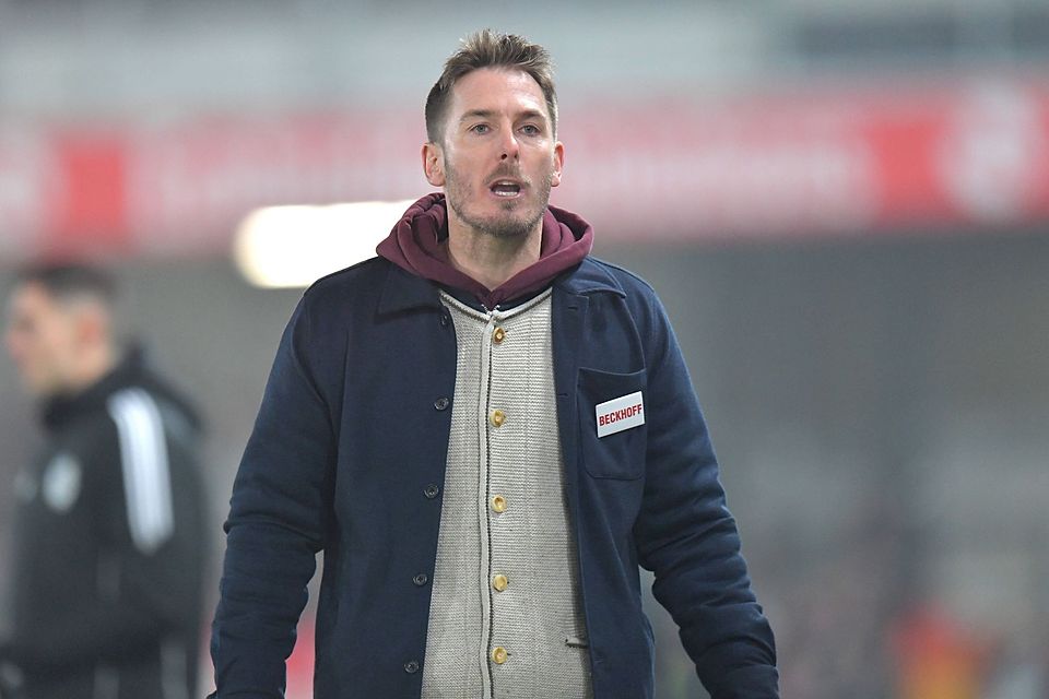 Stilecht als Oberbayer zuletzt auch in der Trachten-Strickjacke an der Seitenlinie: Verls Coach Tobias Strobl, der mit seinem Team eine tolle Saison spielt. Stilecht als Oberbayer zuletzt auch in der Trachten-Strickjacke an der Seitenlinie: Verls Coach Tobias Strobl, der mit seinem Team eine tolle Saison spielt.