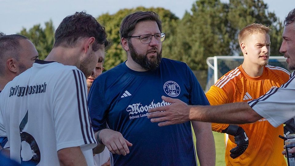 Alexander Pecher (Mitte) ist nicht mehr Trainer der SpVgg Moosbach.