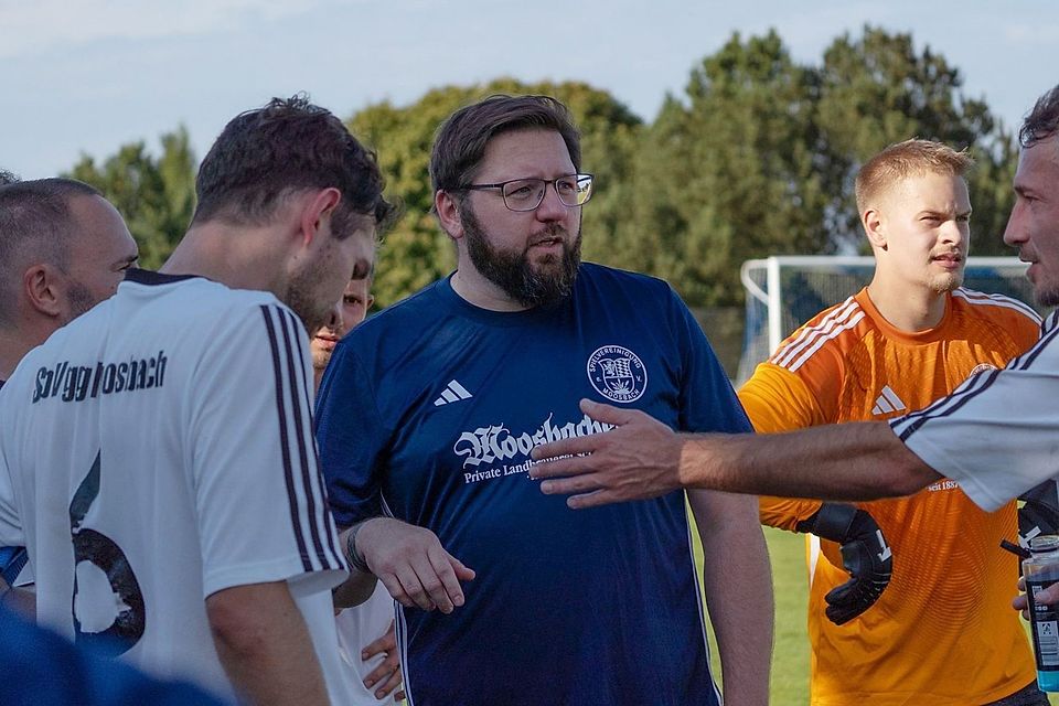 Alexander Pecher (Mitte) ist nicht mehr Trainer der SpVgg Moosbach.
