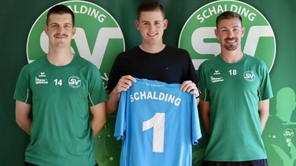 Lukas Ellinger (Mitte) schließt sich der U23 des SV Schalding-Heining an 