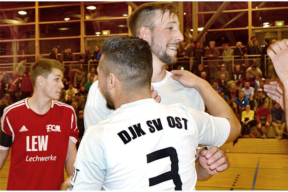 Geschafft: Die DJK SV Memmingen Ost hat sich für die schwäbische Endrunde qualifiziert. Naim Nimanaj (rechts) freut sich mit seinen Teamkollegen über den Erfolg   F.: Olaf Schulze