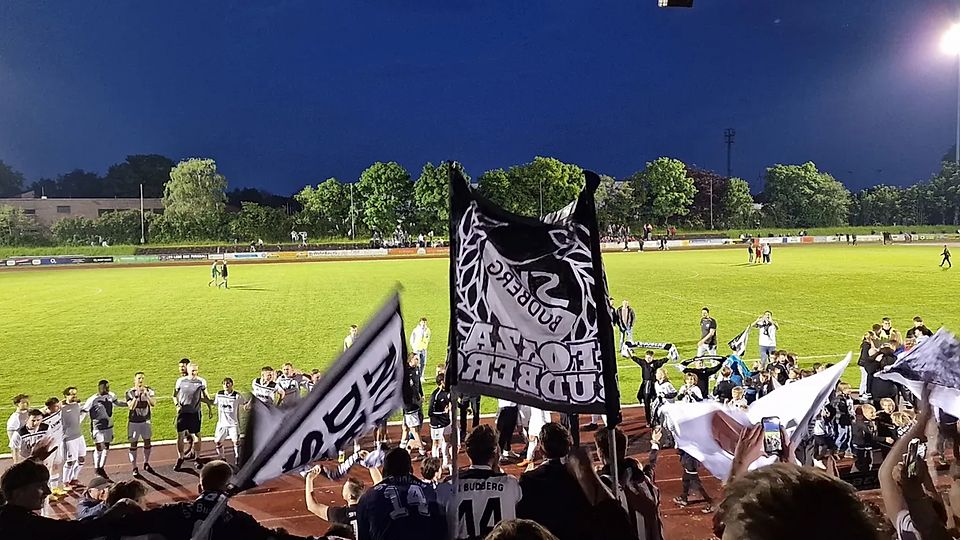 Der SV Budberg feiert mit seinen Fans. 