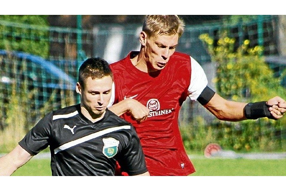 Nie wieder Fußball: Sebastian Naujoks (rechts), der bis auf einen vierjährigen Abstecher zum Häsener SV immer für den Löwenberger SV spielte, muss seine Laufbahn beenden.	  ©Arne Färber/GZ