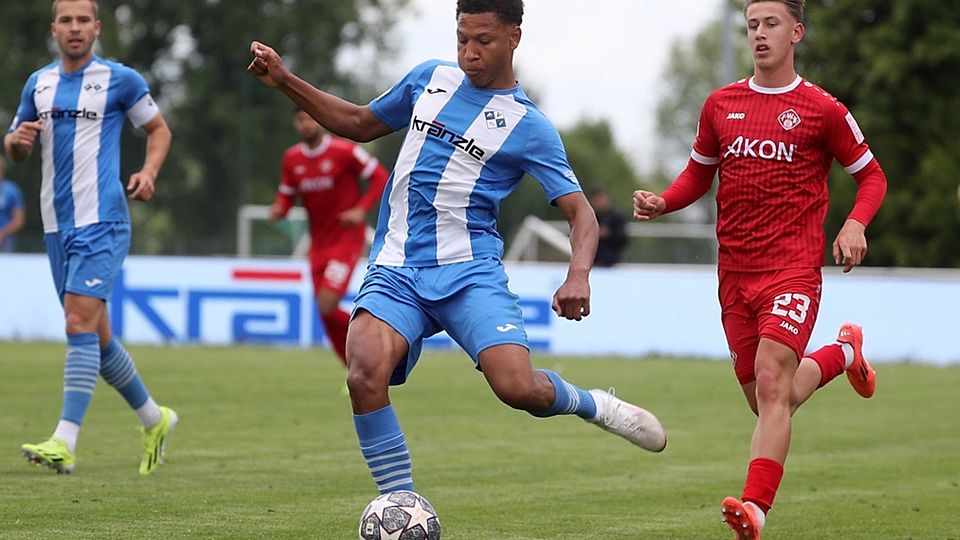 Hier noch Gegner, aber bald Teamkollegen: Liam Omore (am Ball) streift sich in Kürze das rote Trikot der Würzburger Kickers über.