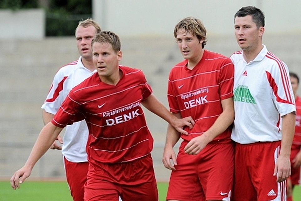 Alois Windisch (links) bleibt ein weiteres Jahr Spielertrainer in Aiterhofen. F: Deubert