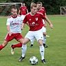 Tögings Johannes Wolfsteiner (rechts) und Dietfurts Johannes Fritz kämpfen um den Ball.