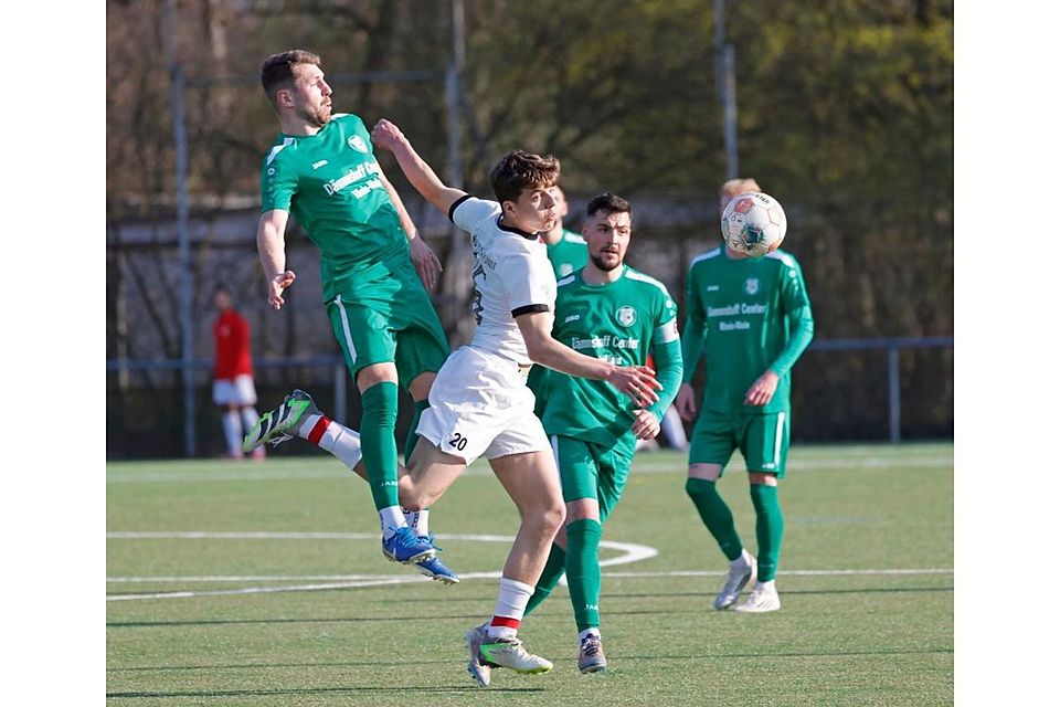 Auf Ballhöhe: RW Darmstadt (Mitte Finn Malte Hellwig) kam in der Verbandsliga zuletzt in einer turbulenten Partie zu einem 5:4-Erfolg gegen den SC Dortelweil. Am Sonntag wollen die Darmstädter gegen Seligenstadt nachlegen, während Dortelweil diesmal bei der SG Langstadt/Babenhausen spielt. 	Foto: Peter Henrich