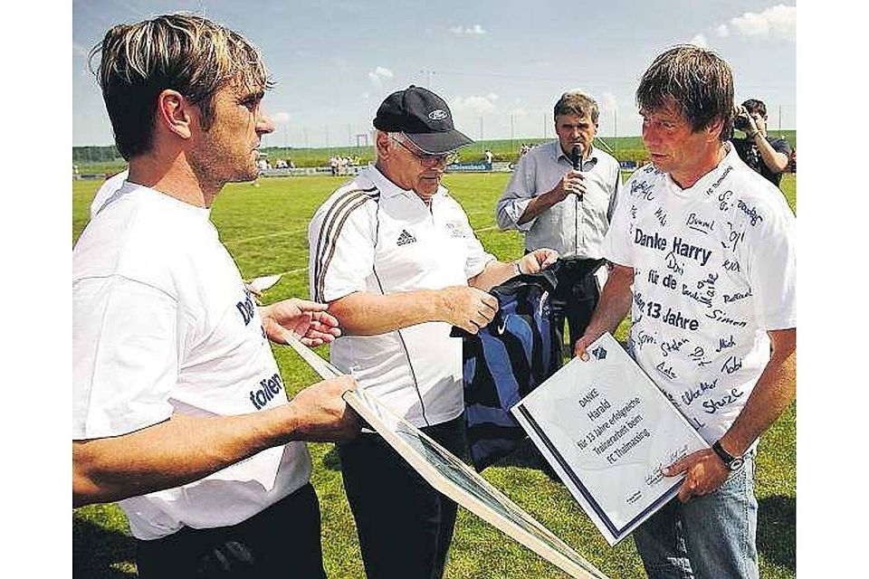 In einer bewegenden Abschiedszeremonie dankten seine Spieler, 2. Vorsitzender Ludwig Stadler und Bürgermeister Alfons Kiendl dem verdienten Sportler. Foto: Helgert In einer bewegenden Abschiedszeremonie dankten seine Spieler, 2. Vorsitzender Ludwig Stadler und Bürgermeister Alfons Kiendl dem verdienten Sportler. Foto: Helgert