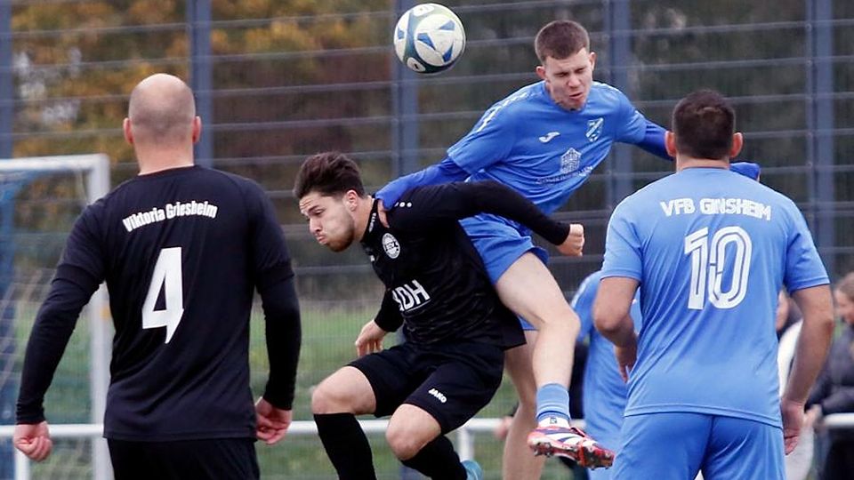Unterlegen: Viktoria Griesheim (unten Giole Fiandaca) steckte in der Frußball-Gruppenliga bei Spitzenreiter VfB Ginsheim (oben Tobias Kolb) eine herbe 1:5-Niederlage ein.	Foto: Andre Dziemballa