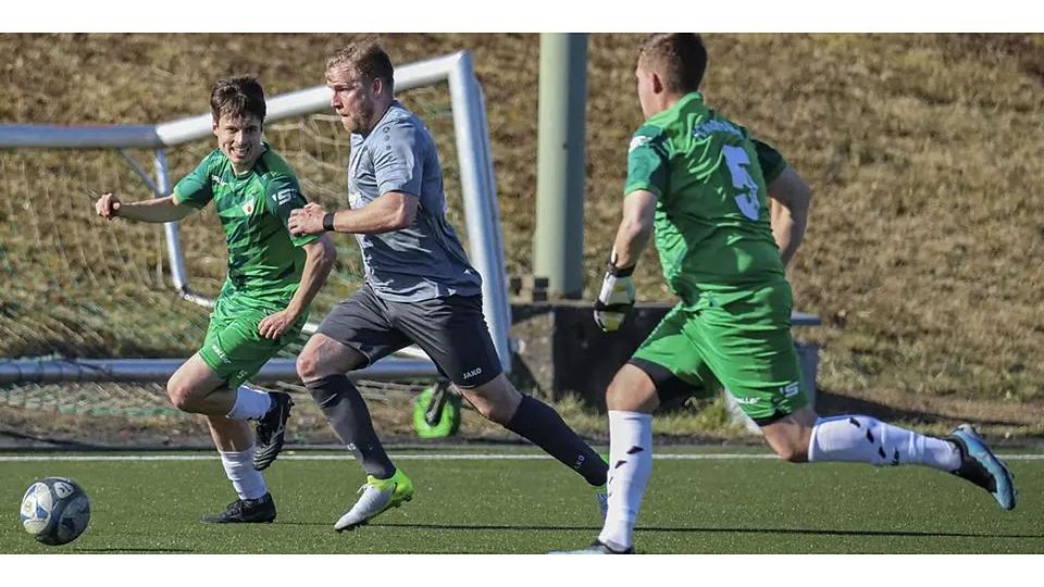 Auf und davon: Eibachs Doppeltorschütze Nico Sonnenberg nimmt es im Laufduell mit Niederroßbachs Jan Malte Berners (li.) und Sandro Fey (re.) auf. Mit 3:1 setzte sich der TSV am Samstag in Fellerdilln beim FC durch. Auf und davon: Eibachs Doppeltorschütze Nico Sonnenberg nimmt es im Laufduell mit Niederroßbachs Jan Malte Berners (li.) und Sandro Fey (re.) auf. Mit 3:1 setzte sich der TSV am Samstag in Fellerdilln beim FC durch. © Lorenz Pietzsch