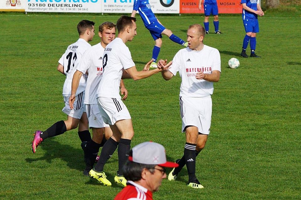 Die Kicker des TSV Brunn, rechts der spielende Abteilungsleiter Michael Trettenbach, sind wieder mit Freude bei der Sache.