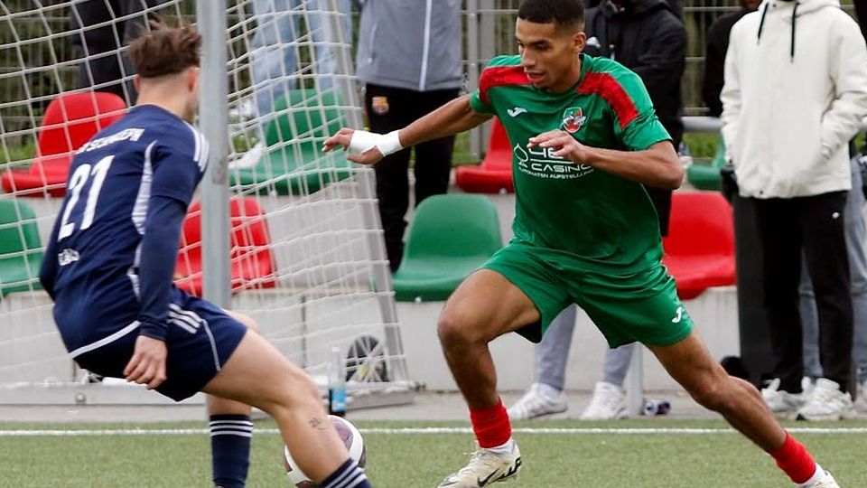 Dersim Rüsselsheim (rechts: Mounir Sahraoui) wies Aufsteiger TSV Seckmauern (links: Dennis Calis) beim 3:1 in die Schranken.	Foto: Andre Dziemballa/Vollformat
