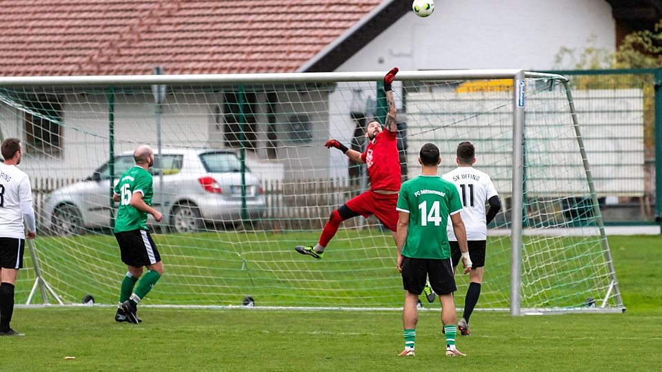 Der Coach im Tor: Uffings Sebastian Graf nimmt den ersten Gegentreffer auf seine Kappe.