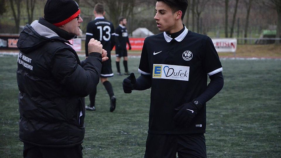 Das Finalticket haben Trainer Jockel Weinz (links) und seine Spieler noch nicht gebucht. Der TSV Gau-Odernheim will den Turnierfavoriten aus Bodenheim richtig fordern. Foto: Boor