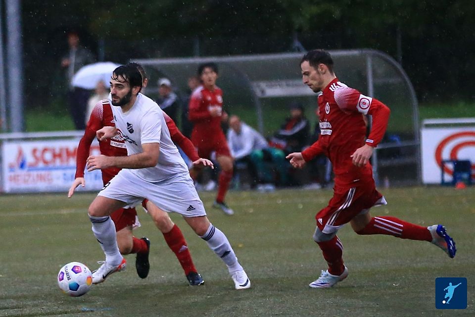Ali Aslan (in weiß) und der SV Gimbsheim sichern sich gegen SVW Mainz einen Punkt.