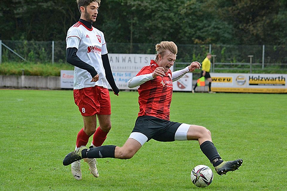 Raphael Schimunek vom SSV Anhausen räumte hinten alles ab und traf in der Nachspielzeit per Elfmeter gegen seinen ehemaligen Verein TSV Neusäß zum 2:1. Links Bathuan Aysan.